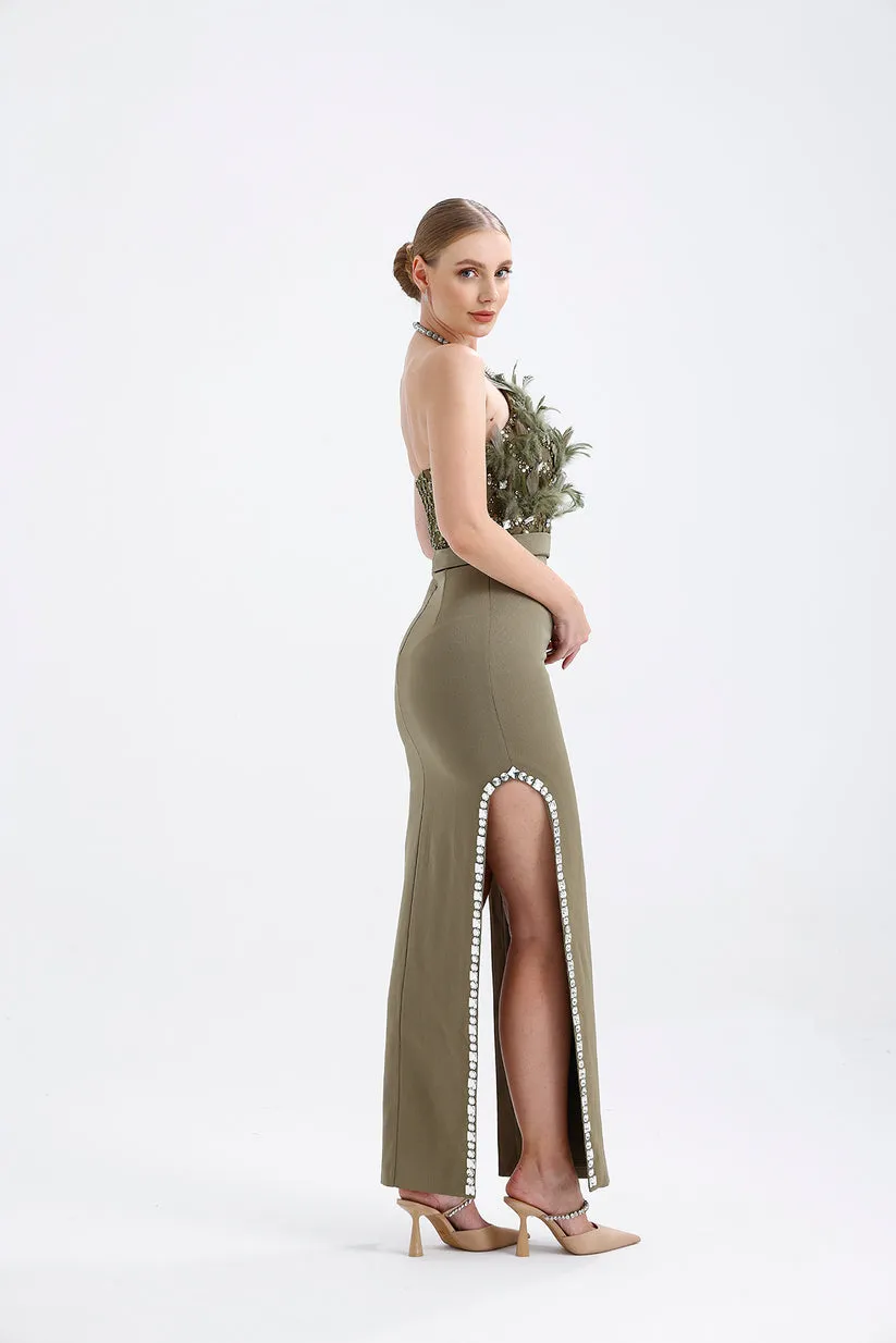 𝐀𝐏𝐑𝐈𝐋 Halter Neckline Embroidered Fabric Slit Stone Embroidered Evening Dress T56748
