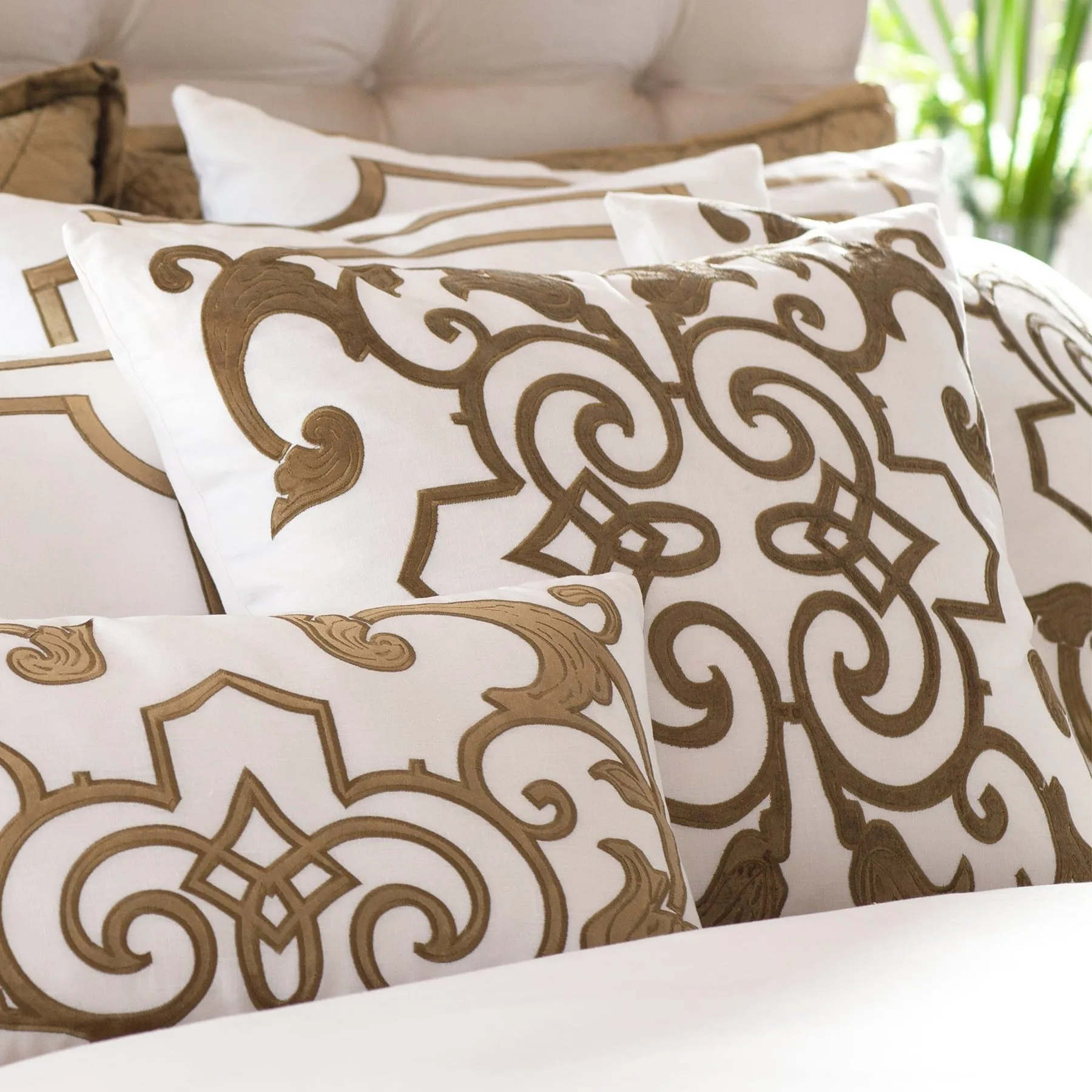 Mozart Square Pillow White Straw 24X24