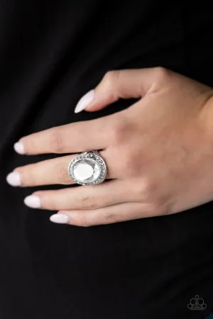 Paparazzi Queen Scene Ring White